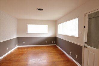 7030 Sharpview Dr in Houston, TX - Building Photo - Building Photo