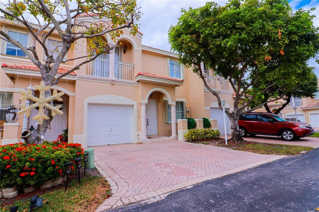 3116 NW 101st Pl in Doral, FL - Building Photo