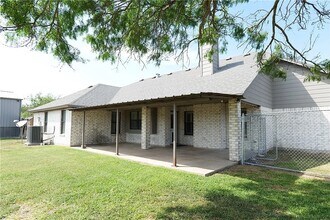 100 Lone Oak St in Portland, TX - Building Photo - Building Photo
