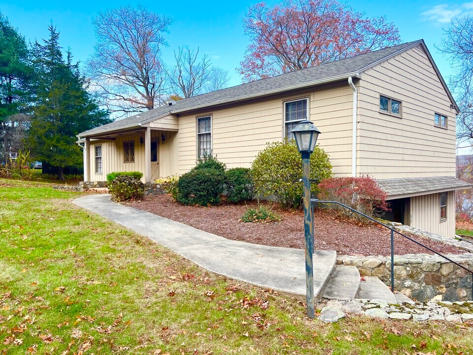 524 Saybrook Rd in Haddam, CT - Building Photo