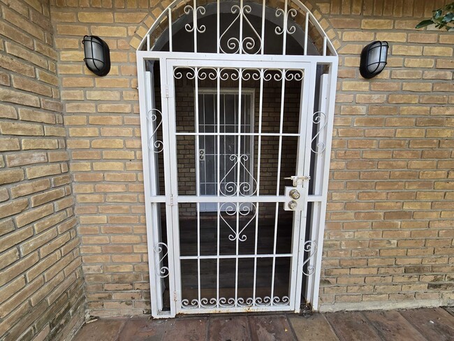 221 Murcia Dr in Laredo, TX - Building Photo - Building Photo