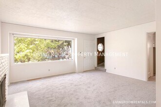 3740 SE Tibbetts St in Portland, OR - Building Photo - Building Photo