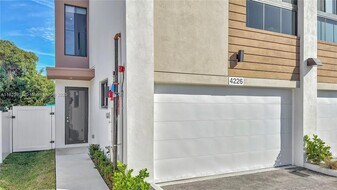 4226 NE 7th Terrace in Oakland Park, FL - Building Photo