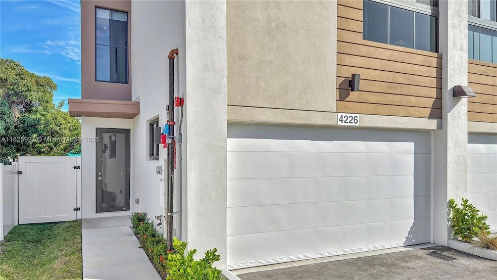 4226 NE 7th Terrace in Oakland Park, FL - Building Photo
