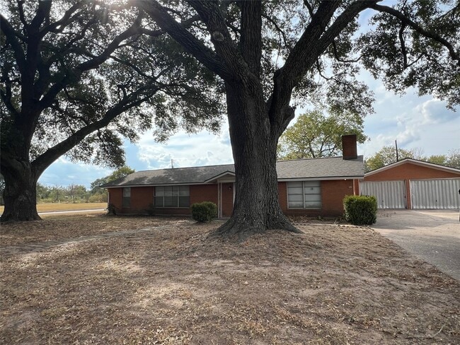 945 3rd St in Hempstead, TX - Building Photo - Building Photo