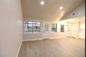 3210 Wuthering Heights Dr in Houston, TX - Building Photo - Building Photo