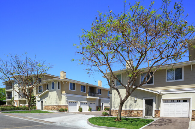 Marbella Apartment Homes in Carlsbad, CA - Foto de edificio - Building Photo