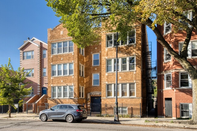 property at 1740 W Foster Ave