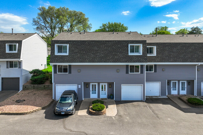 McKnight Townhomes in Maplewood, MN - Building Photo - Building Photo