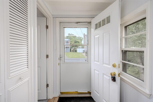 422 President Pl in West Babylon, NY - Foto de edificio - Building Photo