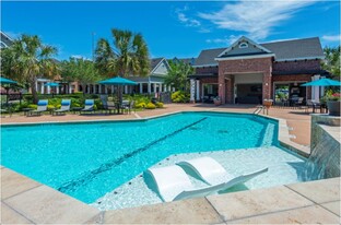 Riverwood Apartments in Conroe, TX - Building Photo