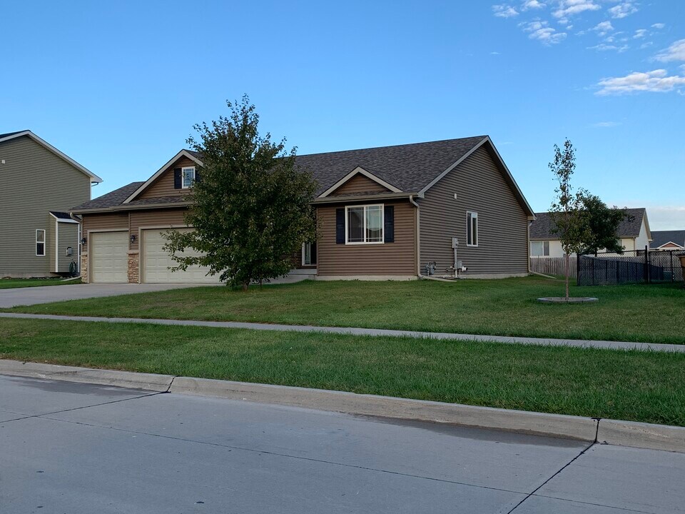 2901 SE Stonegate Dr in Grimes, IA - Foto de edificio