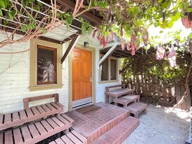 1127 N Hoover St, Unit none in Los Angeles, CA - Building Photo
