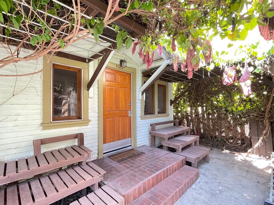 1127 N Hoover St, Unit none in Los Angeles, CA - Building Photo