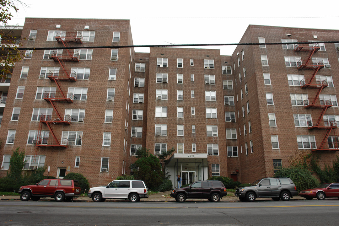 200 Valentine Ln in Yonkers, NY - Foto de edificio