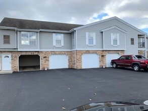 1231 N Sunnyslope Dr, Unit 202 in Mount Pleasant, WI - Building Photo - Building Photo