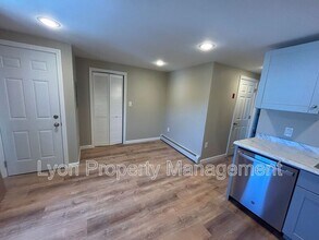 70 Maple St in Killingly, CT - Foto de edificio - Building Photo