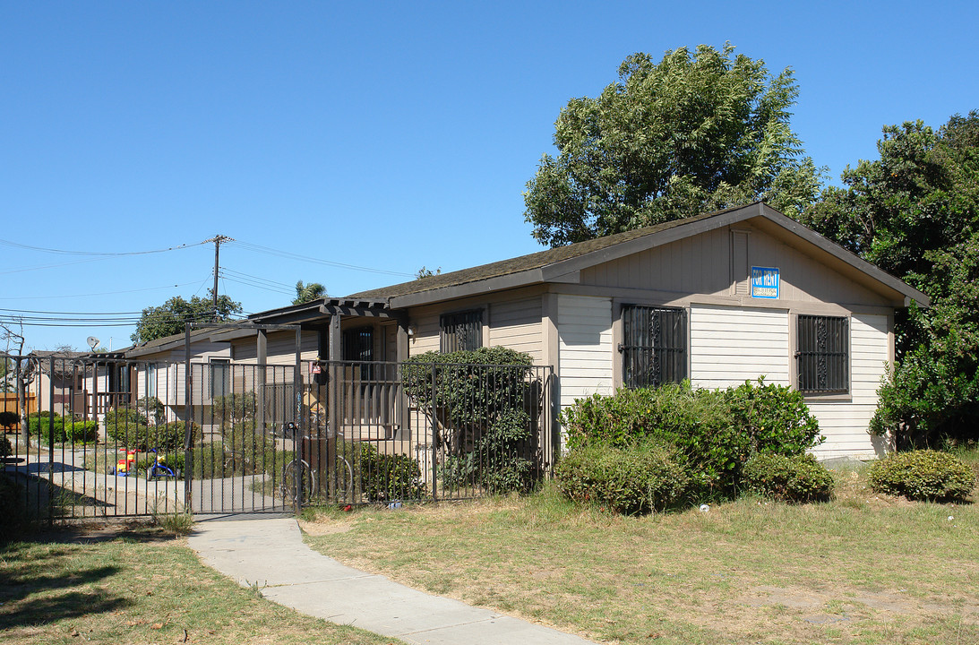 331-333 Pleasant Valley Rd in Oxnard, CA - Building Photo