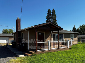 447 Grand Ave in Central Point, OR - Foto de edificio - Building Photo