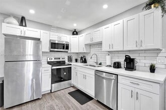 1324 NE 151st St in North Miami Beach, FL - Building Photo - Building Photo