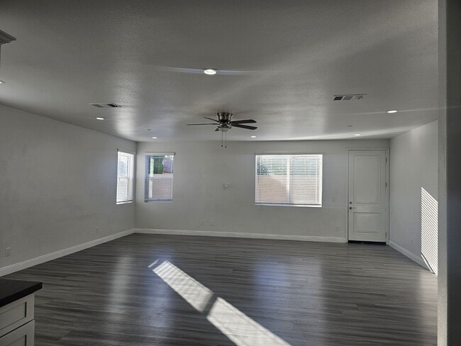 572 N Teakwood Ave in Rialto, CA - Building Photo - Building Photo