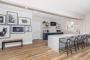 Bexley Urbandale in Urbandale, IA - Building Photo