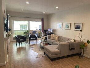 11820 Mayfield Ave, Unit 102 in Los Angeles, CA - Building Photo - Building Photo