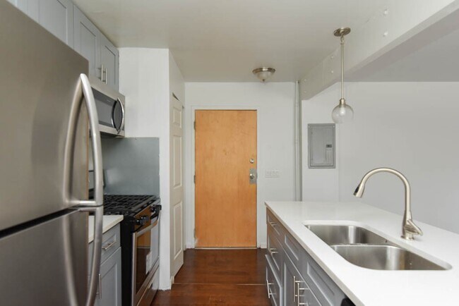 7319 N Rogers Ave in Chicago, IL - Building Photo - Building Photo
