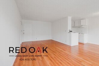 7010 Lanewood Ave in Los Angeles, CA - Building Photo - Building Photo