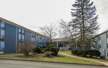 Campus Edge at Slippery Rock in Slippery Rock, PA - Foto de edificio - Building Photo