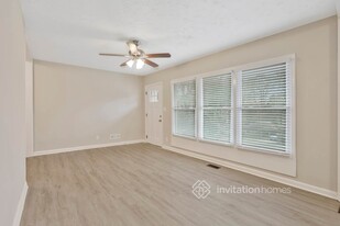 2038 Rebecca Ln in Decatur, GA - Foto de edificio - Building Photo