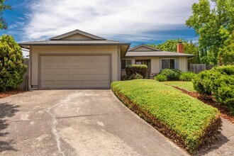 2454 Dunaway Dr in Santa Rosa, CA - Building Photo - Building Photo