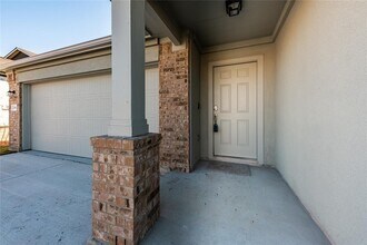 11905 Roscommon Trl in Austin, TX - Foto de edificio - Building Photo