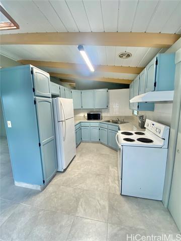 2208 Komo Mai Dr in Pearl City, HI - Building Photo