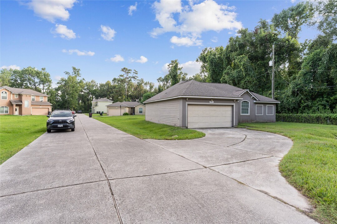 9104 N Green River Dr in Houston, TX - Building Photo