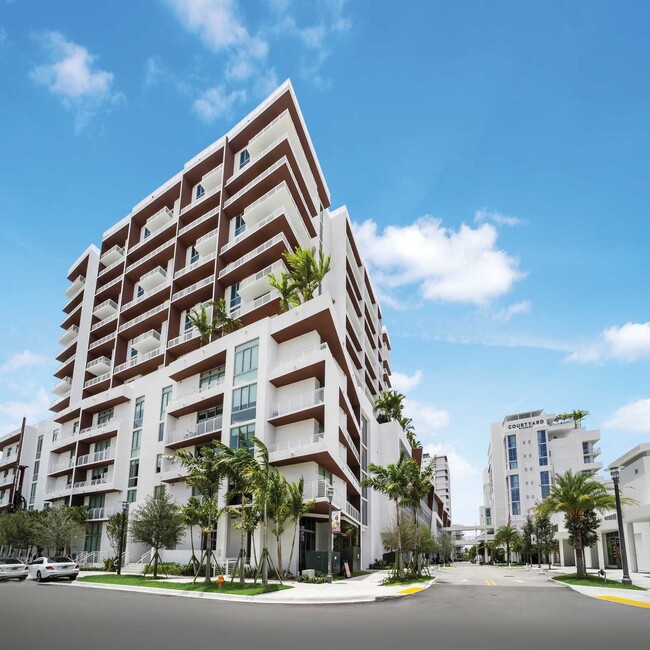 Quantum Apartments in Fort Lauderdale, FL - Foto de edificio - Building Photo