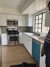 19654 Roscoe Blvd in Los Angeles, CA - Building Photo - Building Photo