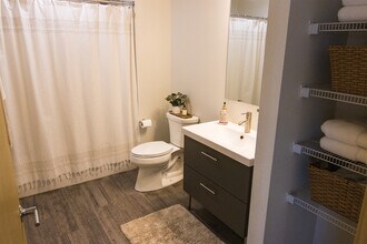 455 Century Pl, Unit 214 in Onalaska, WI - Foto de edificio - Building Photo
