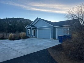 1560 SW Park Dr in Prineville, OR - Building Photo