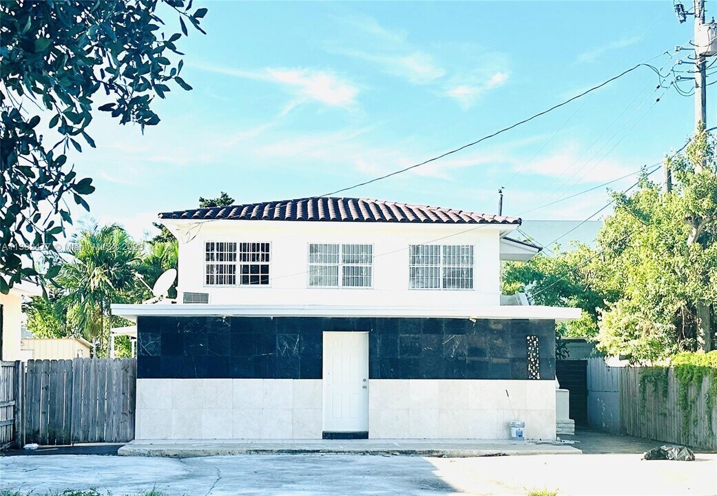 2215 NW 33rd St-Unit -1 in Miami, FL - Building Photo