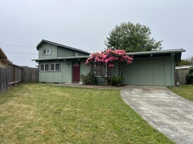 1268 Fernwood Dr in Mckinleyville, CA - Building Photo