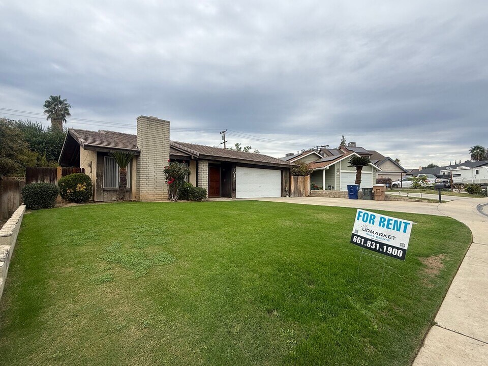 Spacious 4-Bedroom Home in Northeast Baker in Bakersfield, CA - Building Photo
