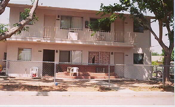 3675 Dwight Ave in Riverside, CA - Foto de edificio - Building Photo