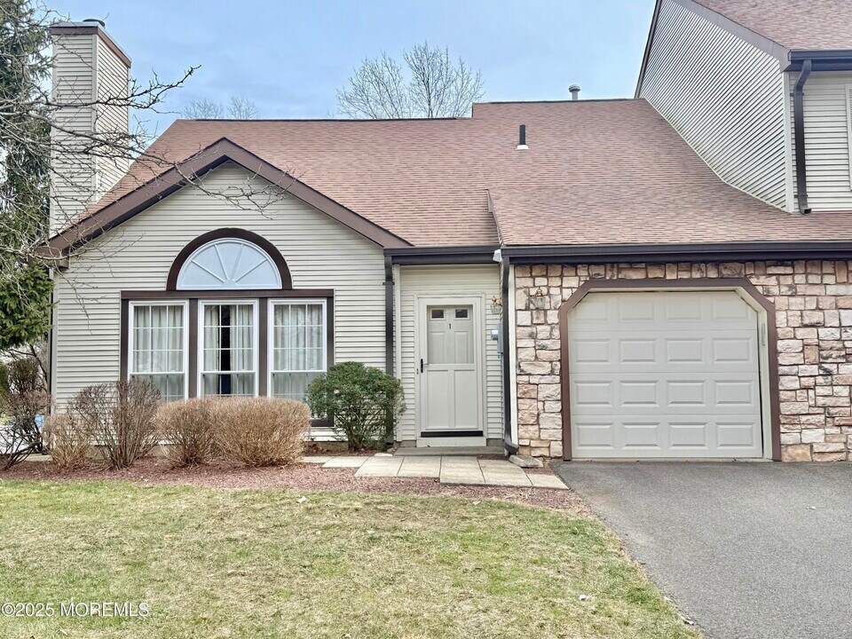 1 Allen Ct in Englishtown, NJ - Building Photo