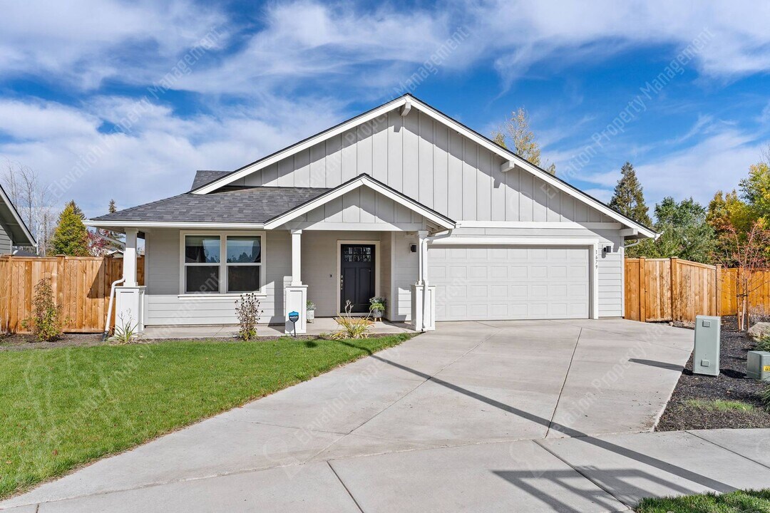 1679 SW Black Butte Ct in Redmond, OR - Building Photo