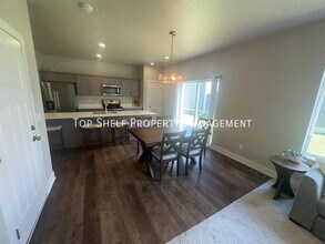 17110 Blue Sage Ln in Urbandale, IA - Building Photo - Building Photo
