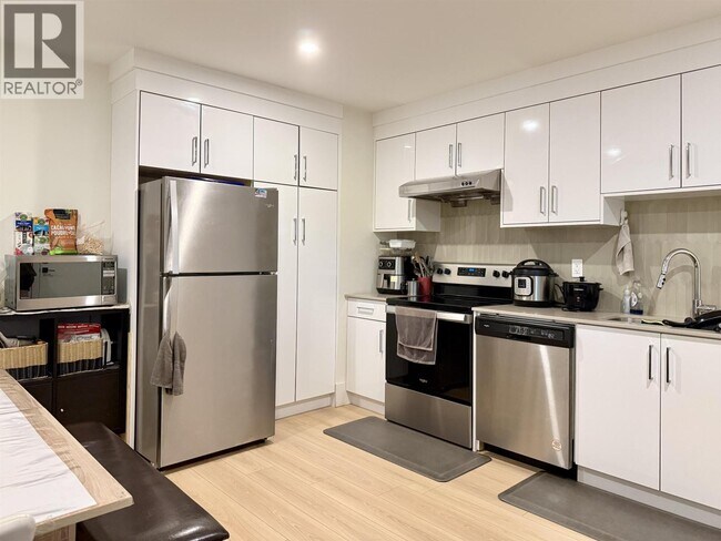 901 Jackson Crescent in New Westminster, BC - Building Photo - Building Photo