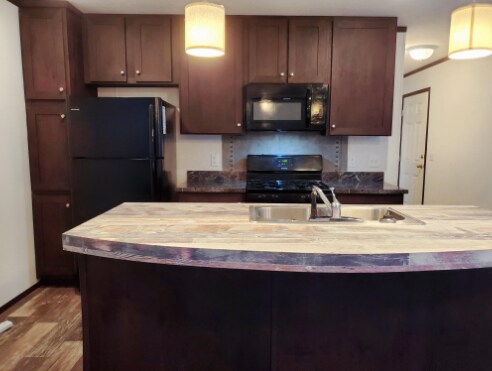 7028 Bayview Dr in Fair Haven, MI - Foto de edificio - Building Photo