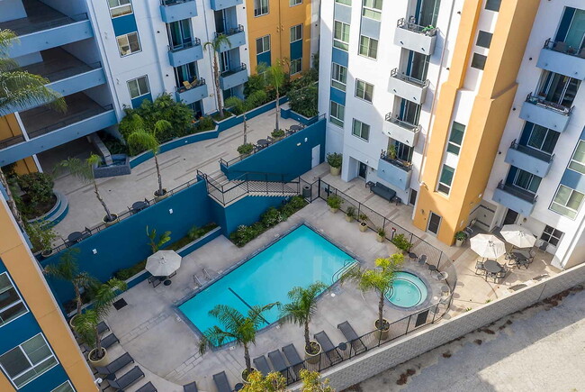 Ashton Sherman Village in Valley Village, CA - Foto de edificio - Building Photo