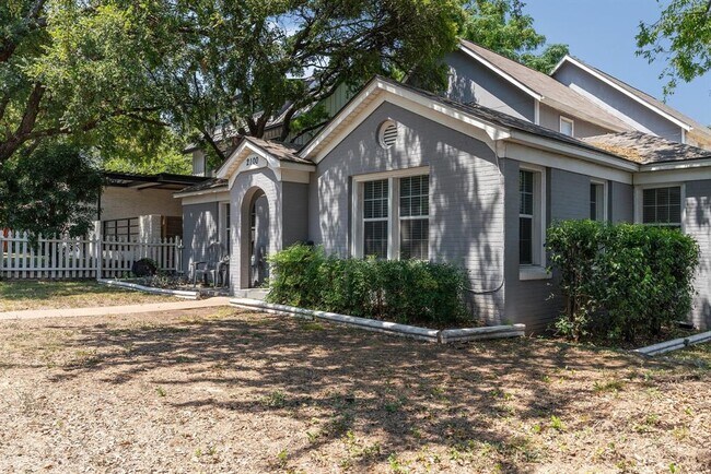 2100 Montclaire St in Austin, TX - Building Photo - Building Photo